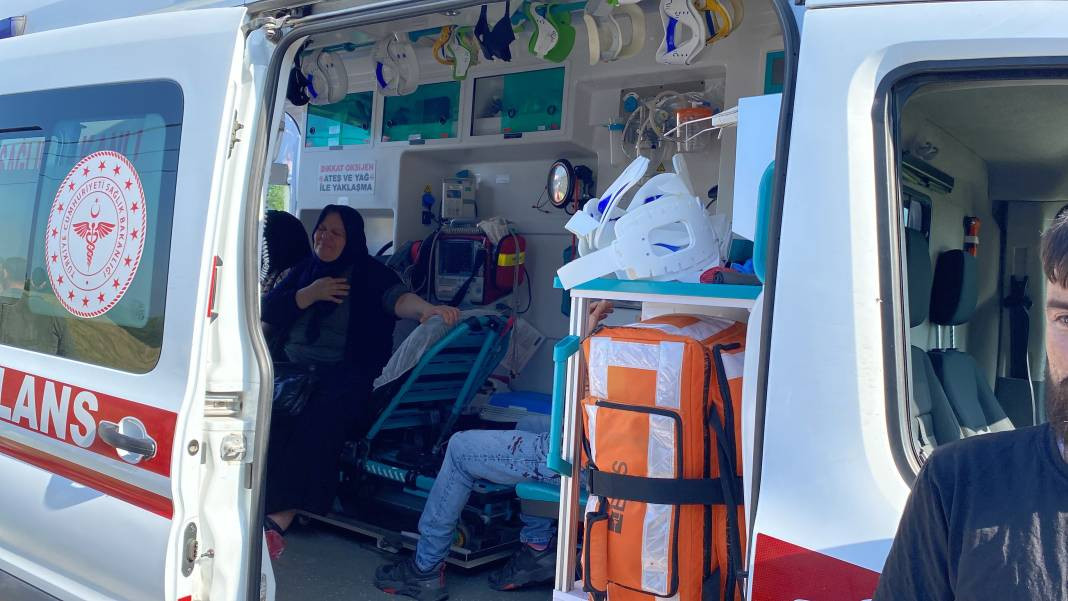 Tır ile servis midibüsü kafa kafaya çarpıştı: 1'i ağır 26 yaralı - Resim: 4